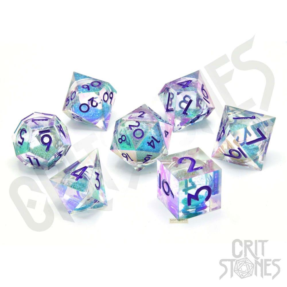 Sette dadi traslucidi con glitter blu e verdi. I numeri sono viola.
