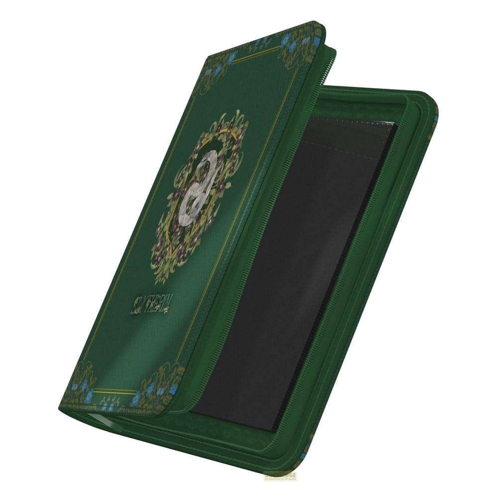 Portefeuille vert avec blason de Serpentard et fermoir, ouvert sur une fente intérieure noire.