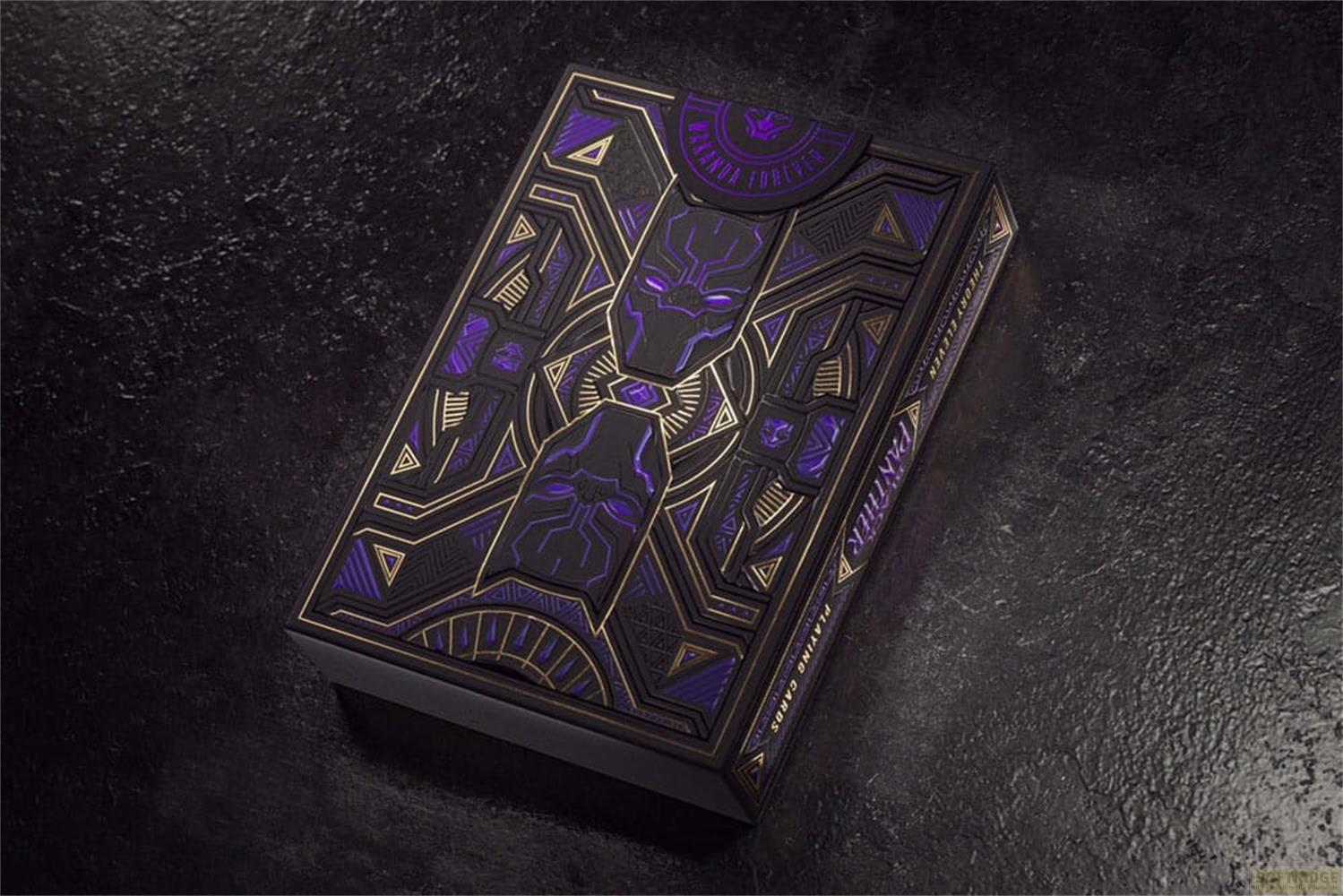 Scatola di carte da gioco nera con disegni viola e oro di Black Panther.