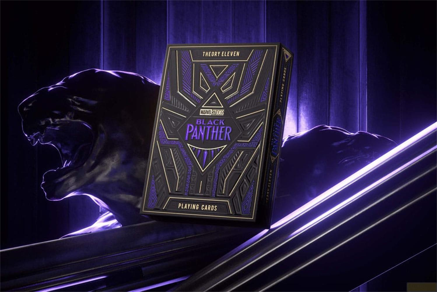 Scatola di carte da gioco Black Panther accanto a un rilievo di testa di pantera, illuminata di viola.