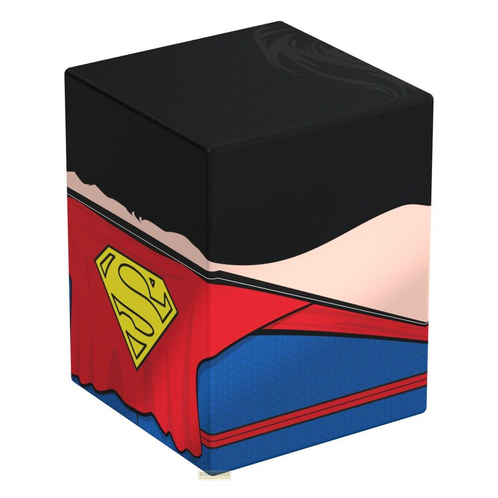 Cube noir avec symbole de Superman et cape rouge. Costume bleu en dessous.