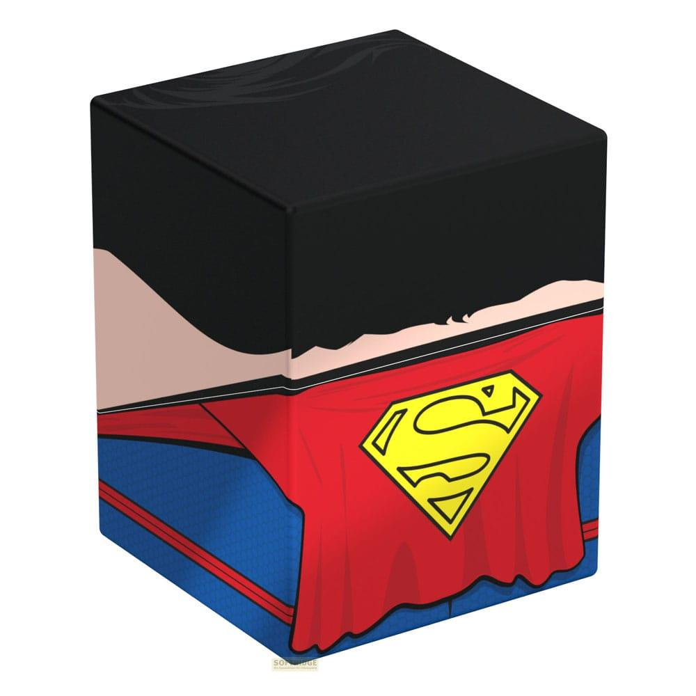 Un cube aux couleurs de Superman : cheveux noirs, cape rouge, écusson S jaune.