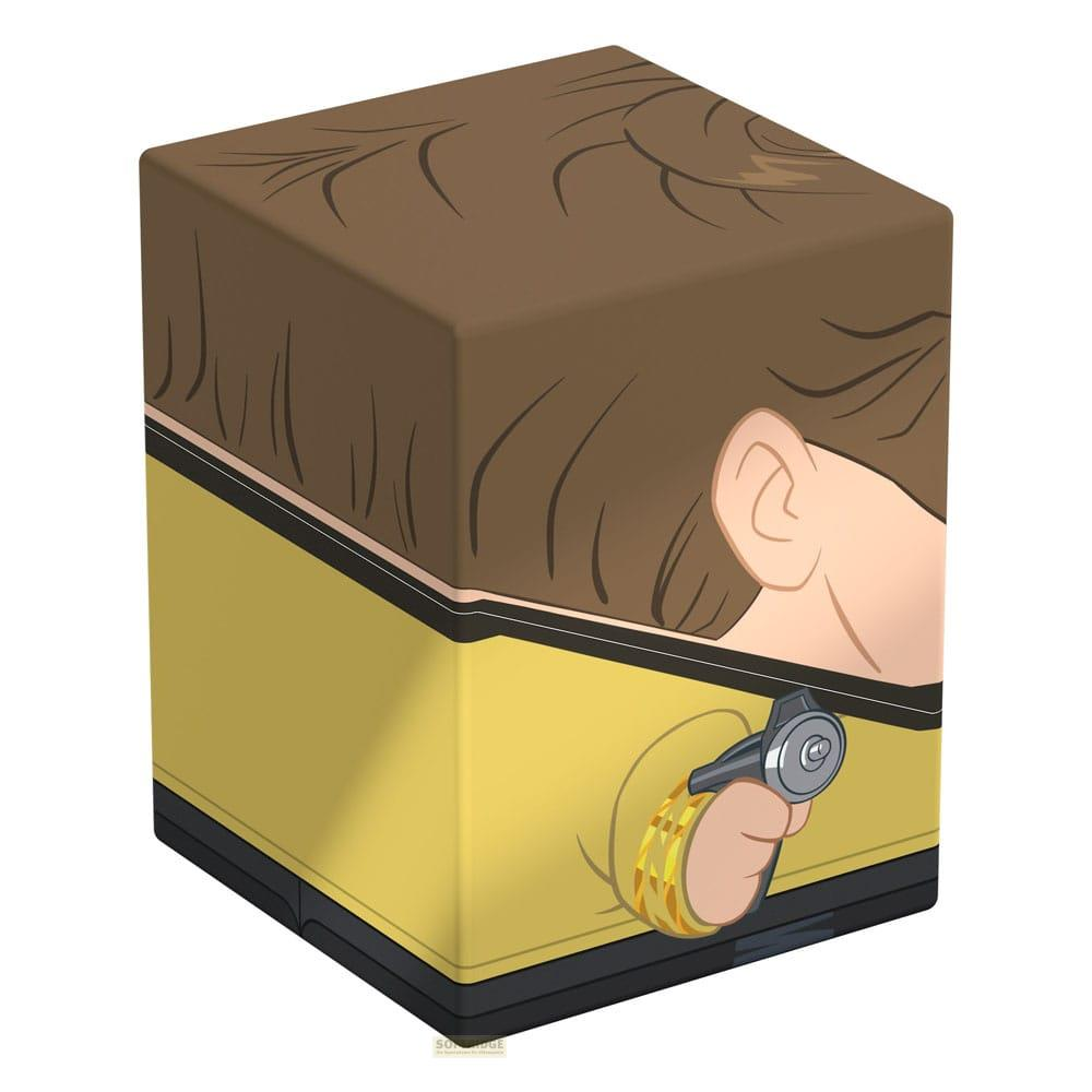 Un cubo con capelli castani, uniforme gialla e un comunicatore argentato.