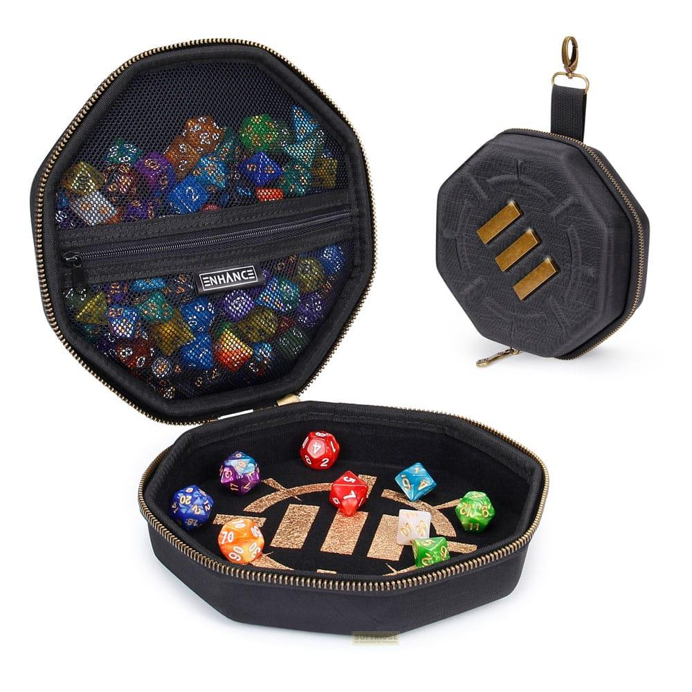Un astuccio per dadi aperto e uno chiuso, pieni di dadi colorati. Un astuccio è aperto.