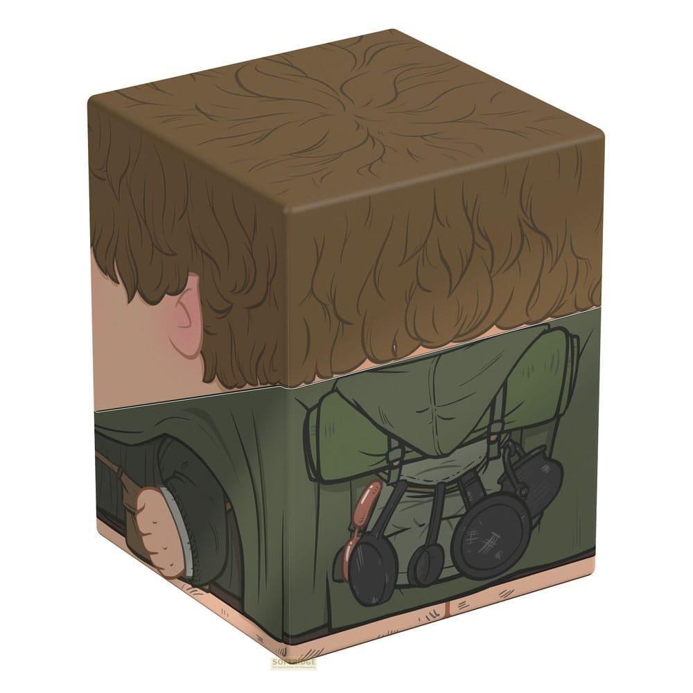 Cheveux bruns et vêtements verts avec des ustensiles de cuisine suspendus à un sac.