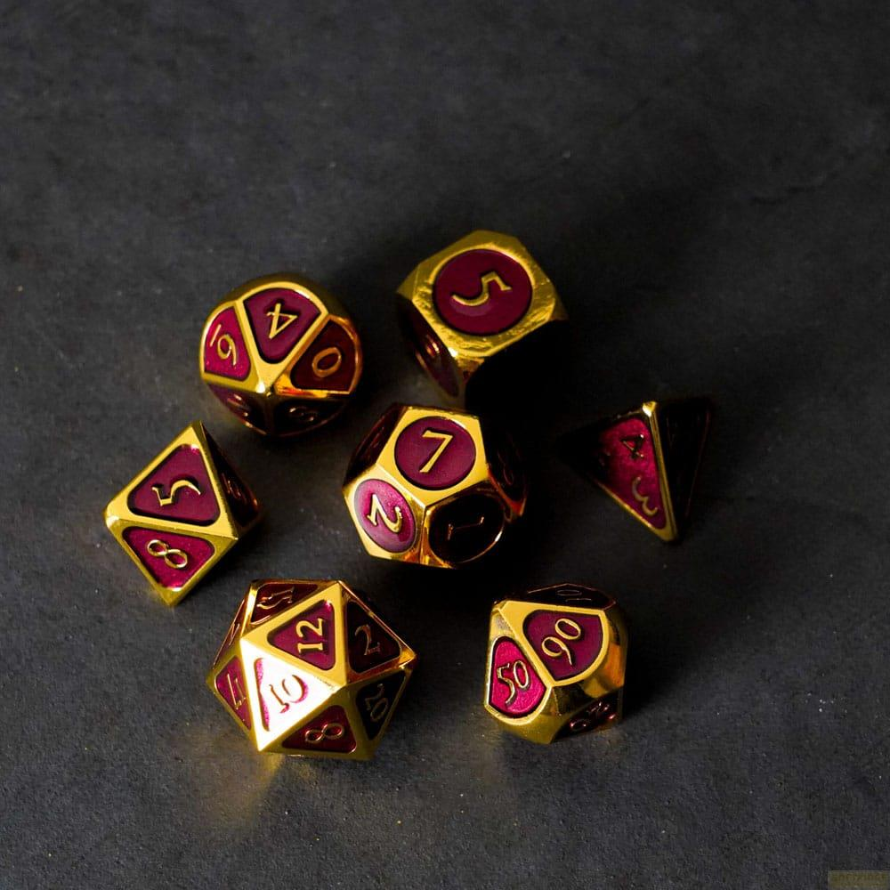 Dadi dorati con numeri bordeaux su sfondo scuro.