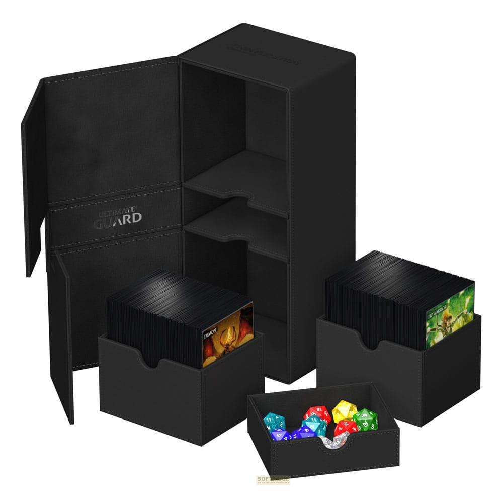 Ensemble de rangement noir pour cartes de jeu avec dés et piles de cartes.