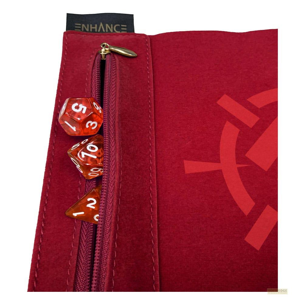 Borsa in tessuto rosso con cerniera, tre dadi sono visibili.