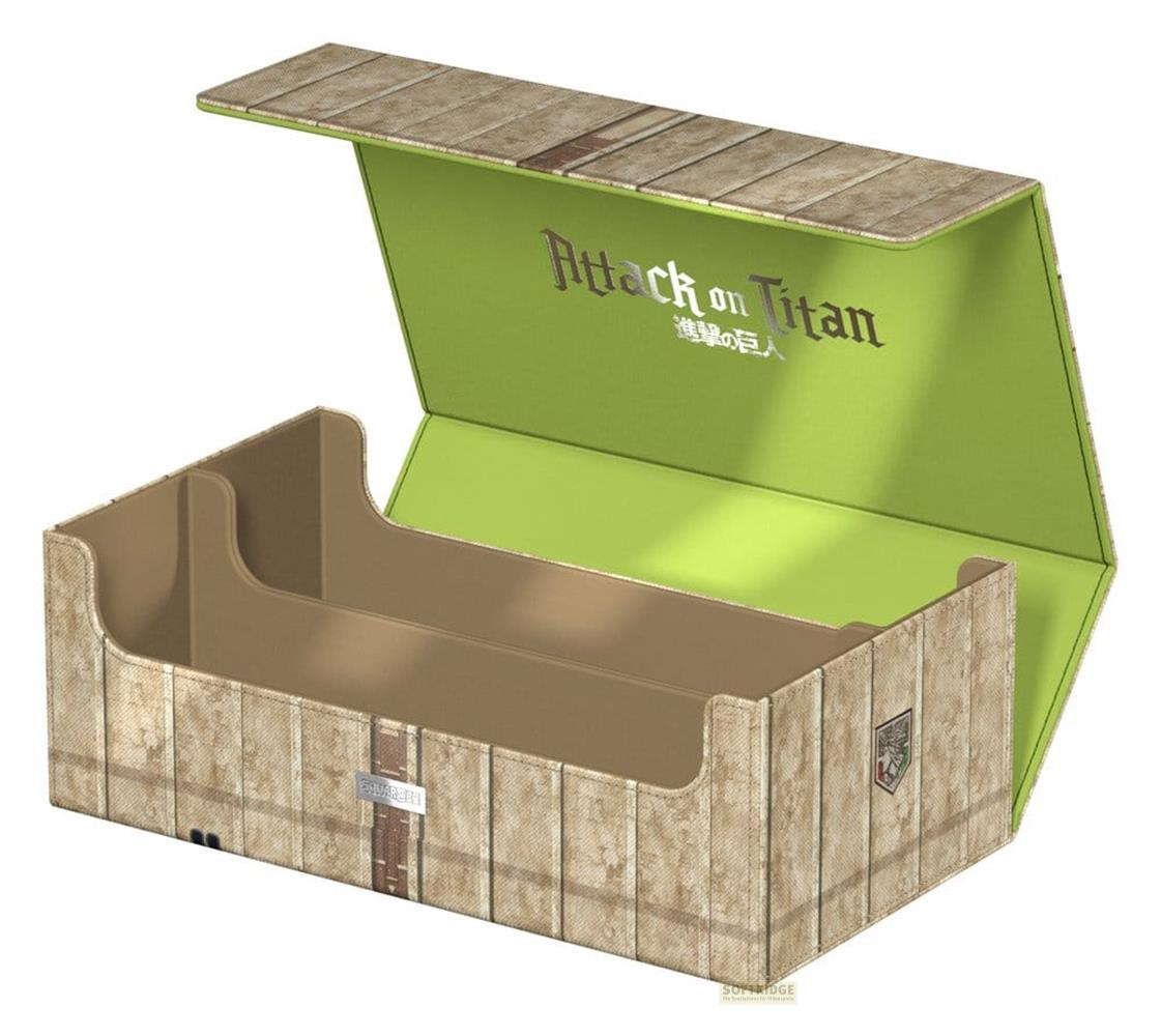 Una scatola di legno marrone con logo "Attack on Titan" e interno verde.