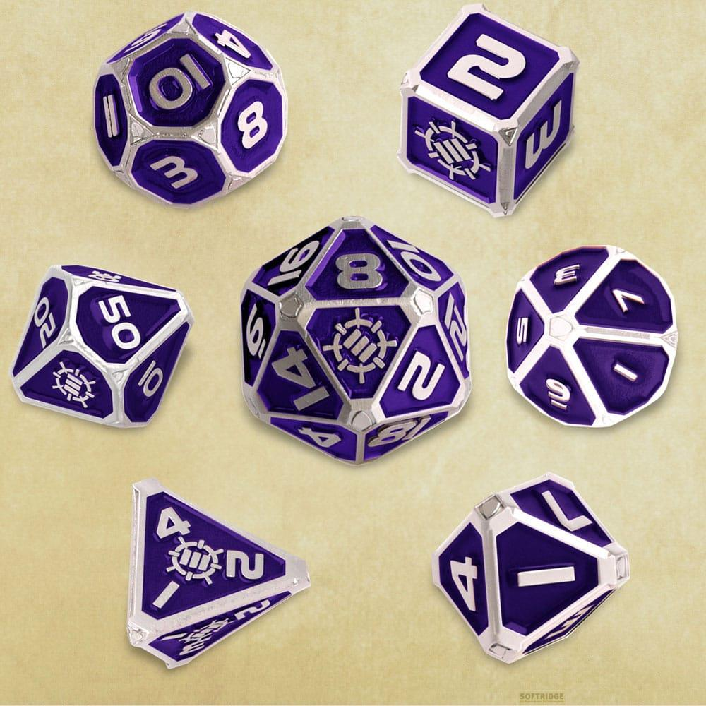 Sette dadi viola e argento con numeri, su sfondo beige.