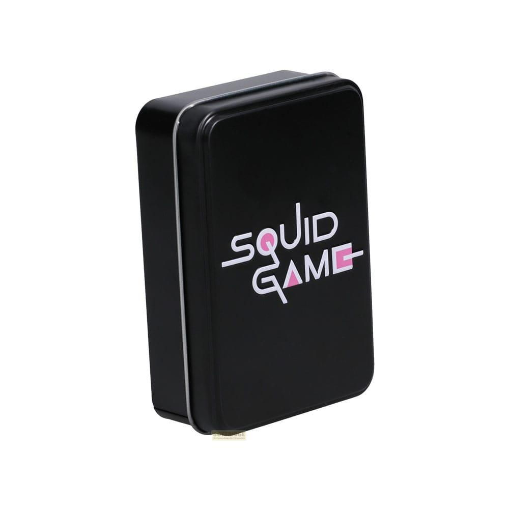 Una scatola rettangolare nera con la scritta bianca "Squid Game".