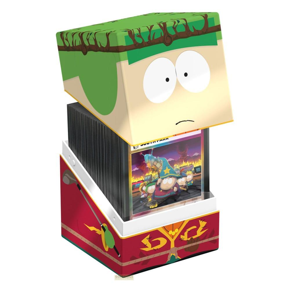Scatola gioco carte South Park con design Kyle Broflovski. Mostra personaggi e scena in fiamme.