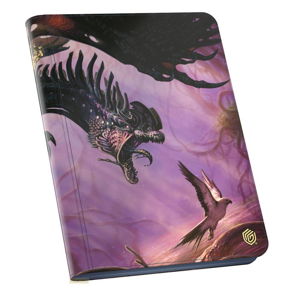 Un dragon attaque un oiseau dans un brouillard violet, avec un logo en bas à droite.