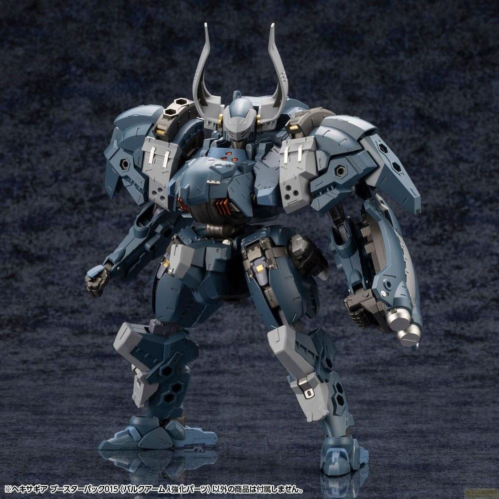 Un mecha bleu et gris avec des cornes se tient sur un fond sombre.