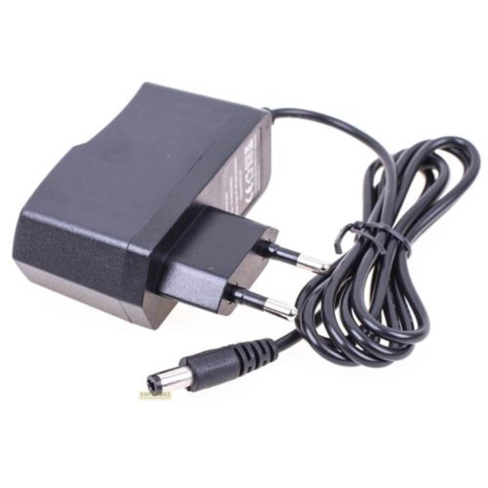 Ein schwarzes Netzteil mit eurostecker und Kabel.