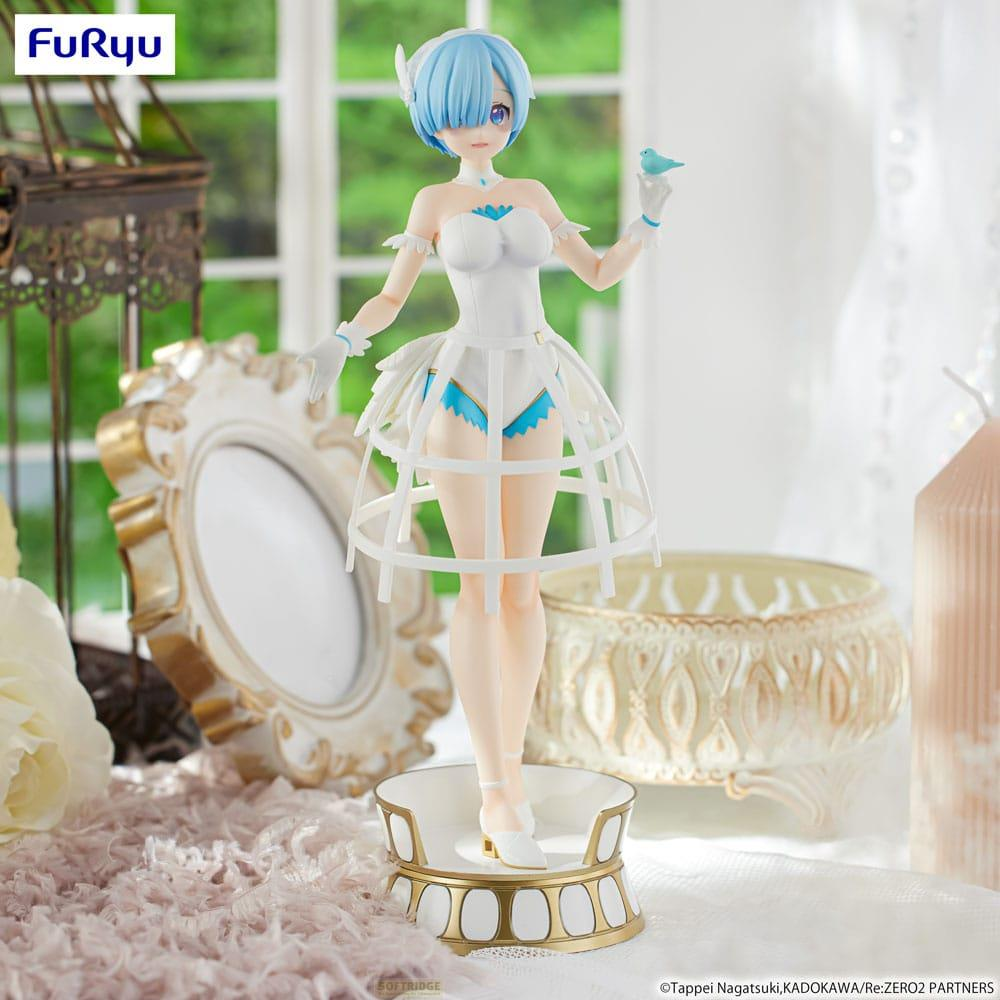 Una figura de Rem con vestido blanco sosteniendo un pájaro azul.
