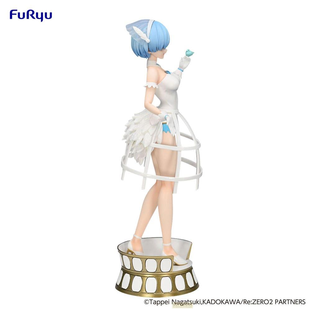 Figura de vestido blanco con pelo azul, sosteniendo un pajarito.