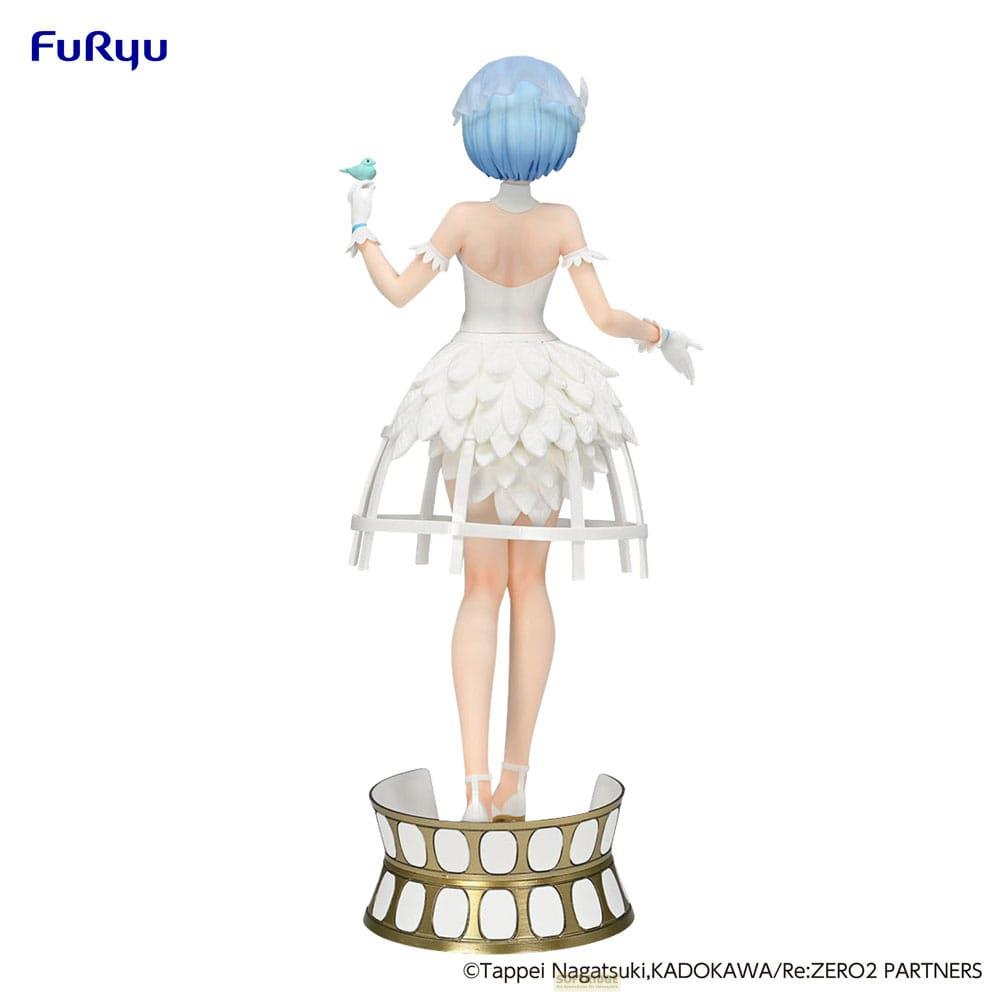 Figura con vestido blanco de plumas y un pájaro, de pie sobre una base.