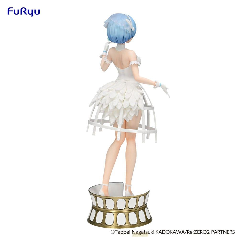 Figura de anime de mujer con pelo azul y vestido blanco con plumas sobre una base.
