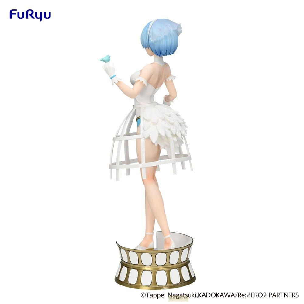 Una figura de pelo azul con vestido blanco sostiene un pájaro pequeño.