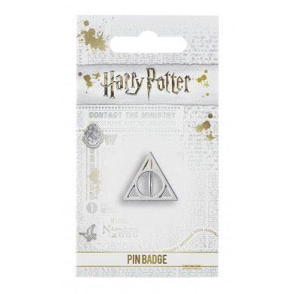 Un pin plateado de Harry Potter 'Reliquias de la Muerte' en embalaje.