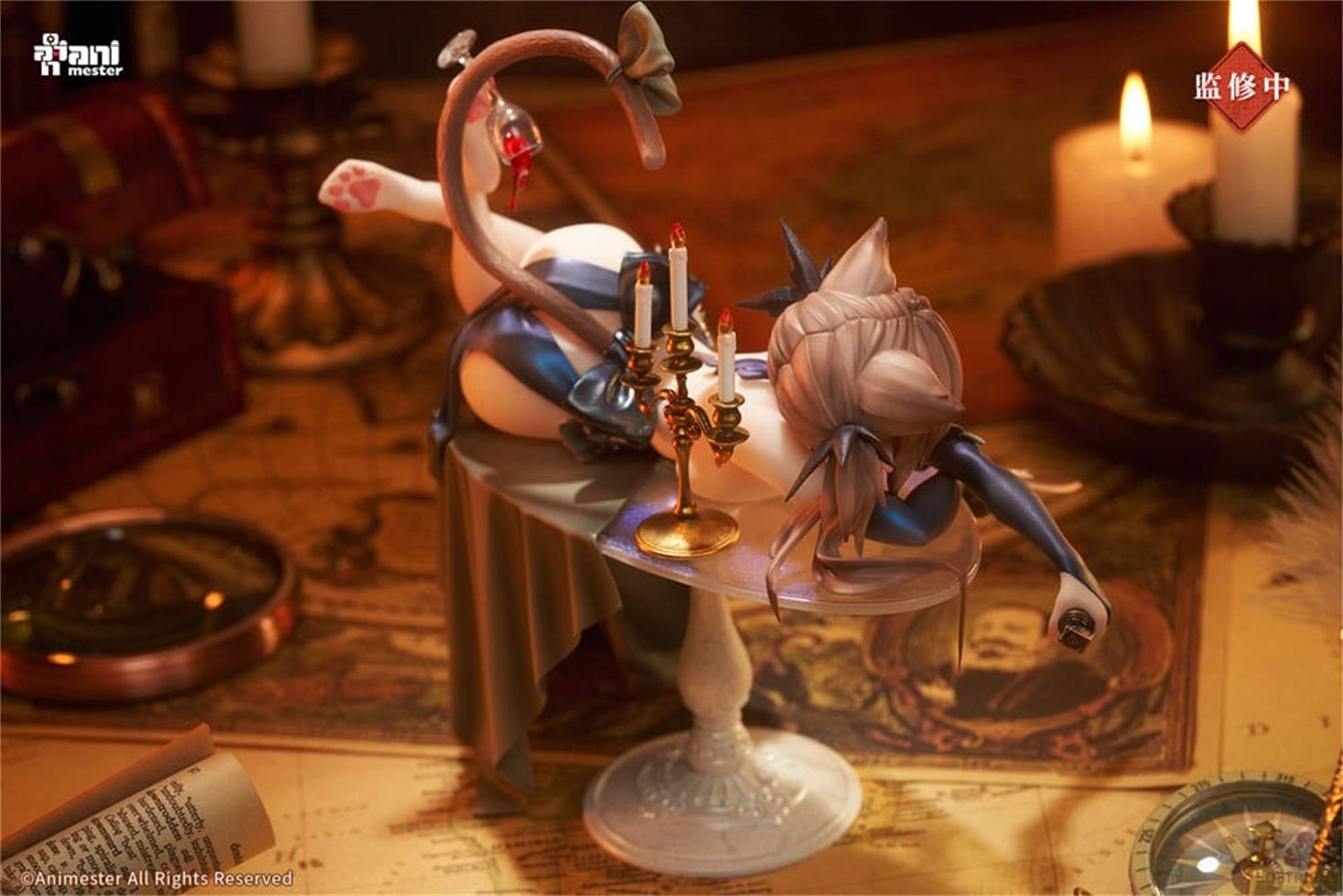 Eine Figur mit Katzenohren liegt auf einem Tisch mit Kerzenhaltern und Kerzen.