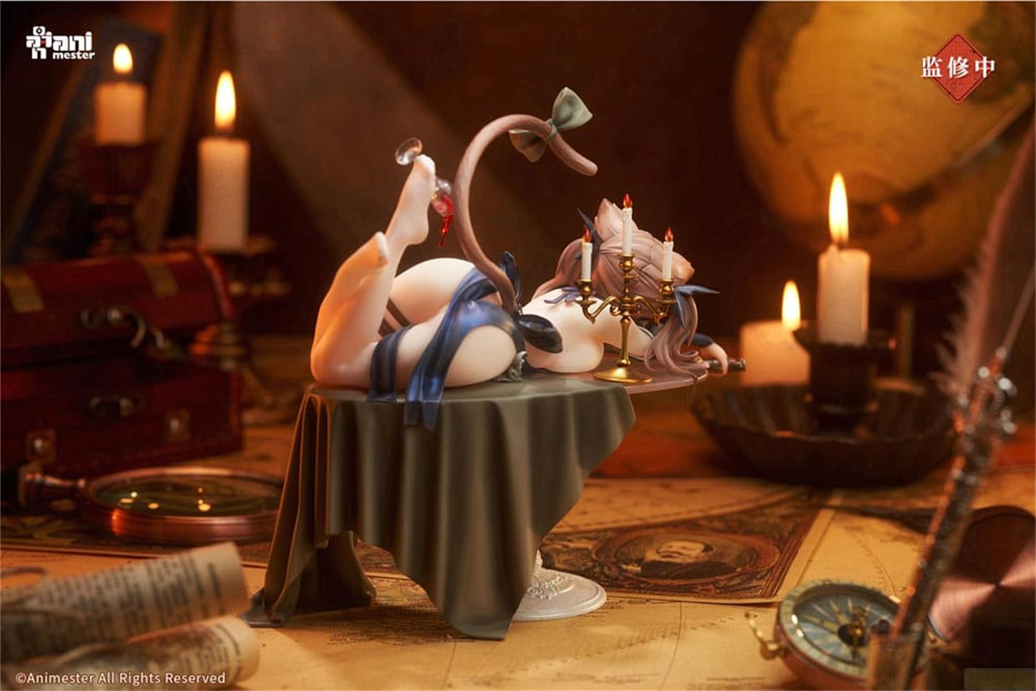 Eine Figur liegt auf einem Tisch, umgeben von Kerzen und alten Karten.