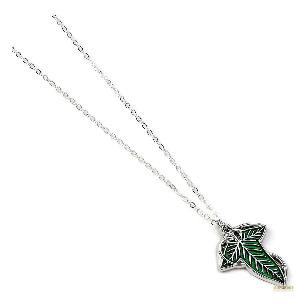 Collar de plata con colgante de hoja verde.