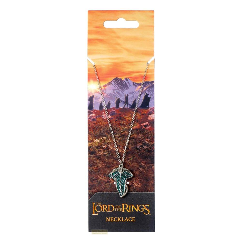 Collar de El Señor de los Anillos con colgante de hoja sobre fondo de montaña.