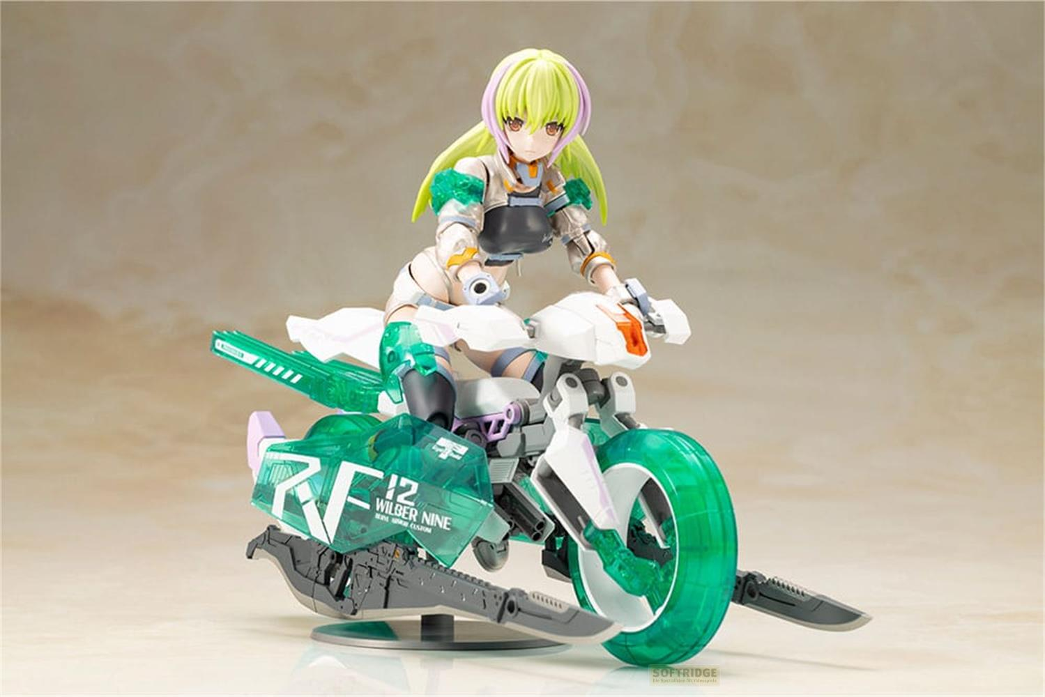 Anime-Figur einer grünen Haarmädchen auf einem futuristischen weiß-grünen Motorrad.