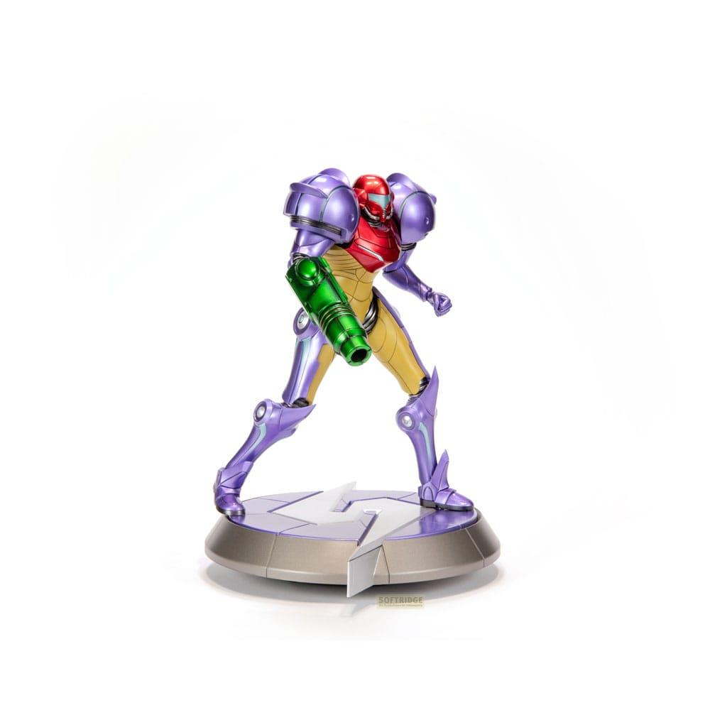 Figurine de Samus Aran en costume violet, rouge et jaune sur socle argenté.