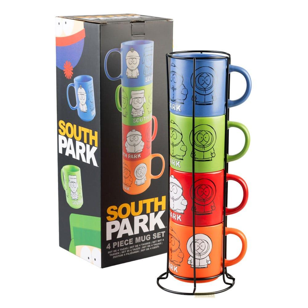 Vier South Park-Tassen in Blau, Grün, Rot und Orange auf einem Ständer.