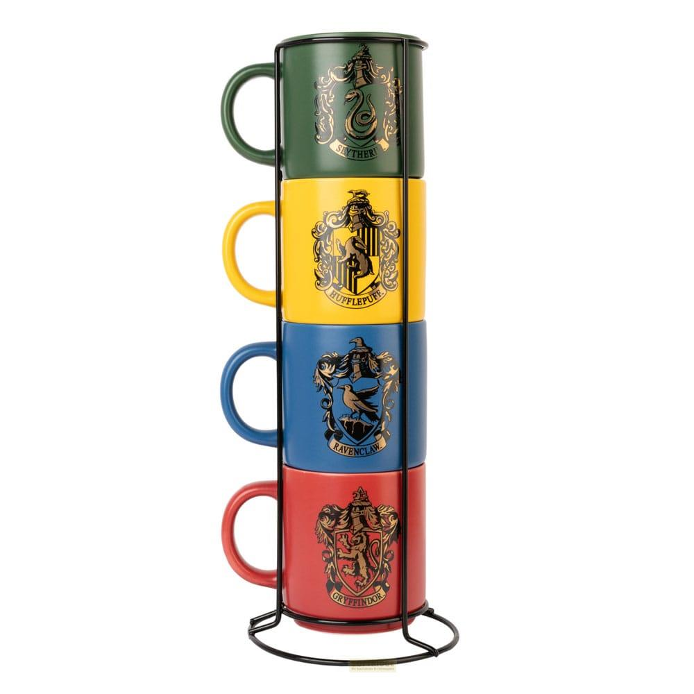 Vier gestapelte Tassen in den Farben Grün, Gelb, Blau und Rot, mit Hogwarts-Wappen.