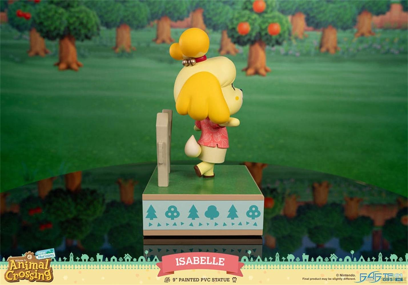 Figurine d'Isabelle d'Animal Crossing dans un cadre verdoyant.