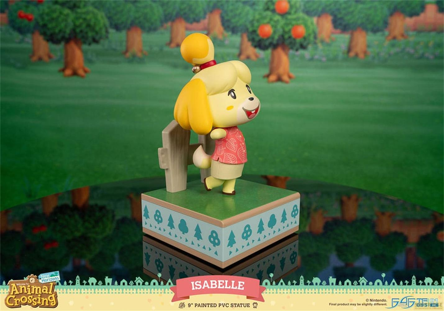 Figurine d'Isabelle d'Animal Crossing sur un socle devant un paysage herbeux.