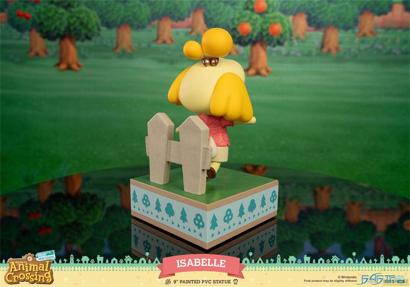 Figurine d'Isabelle avec une clôture devant un paysage d'arbres et de fruits.