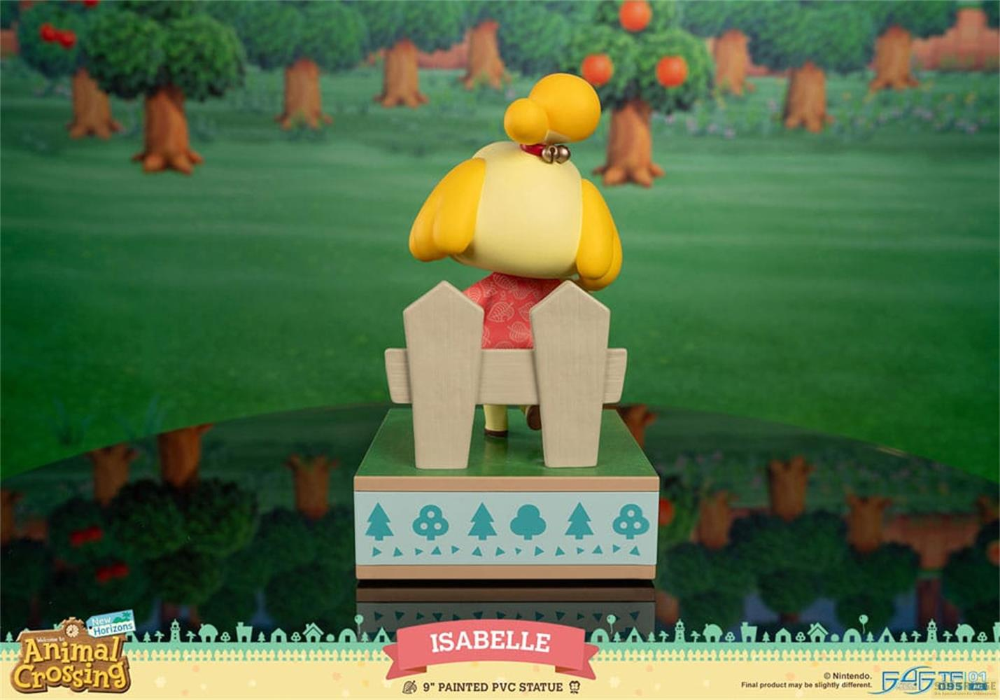 Une figurine d'Isabelle assise derrière une clôture, avec des arbres en arrière-plan.