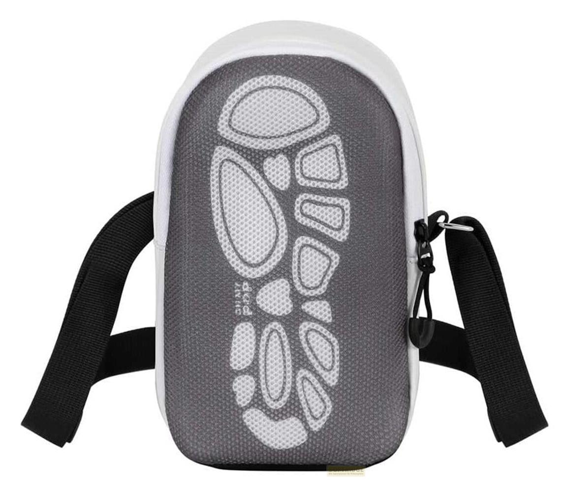 Eine weiße und graue Tasche mit Schuhsohlenmuster und schwarzen Riemen.