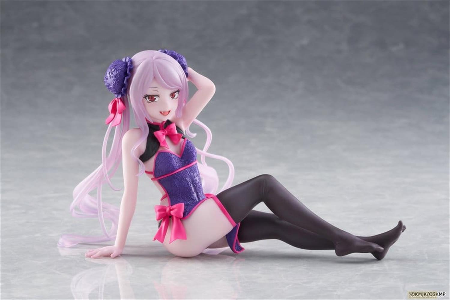 Figur einer Anime-Frau mit lila Haaren und lila/violetter Kleidung.