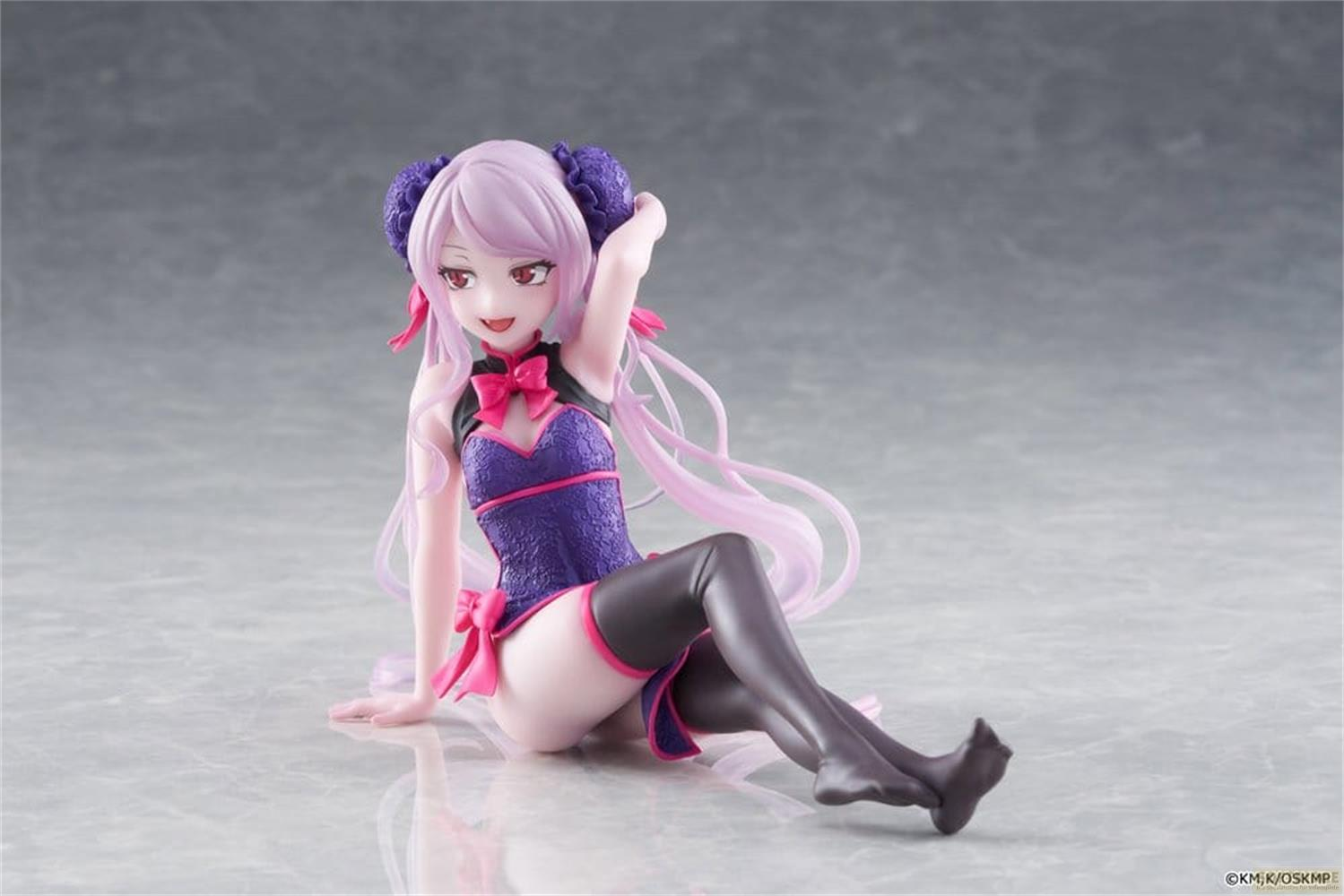 Eine Figur eines Mädchens mit lila Haaren in einem lila Outfit mit Schleifen.