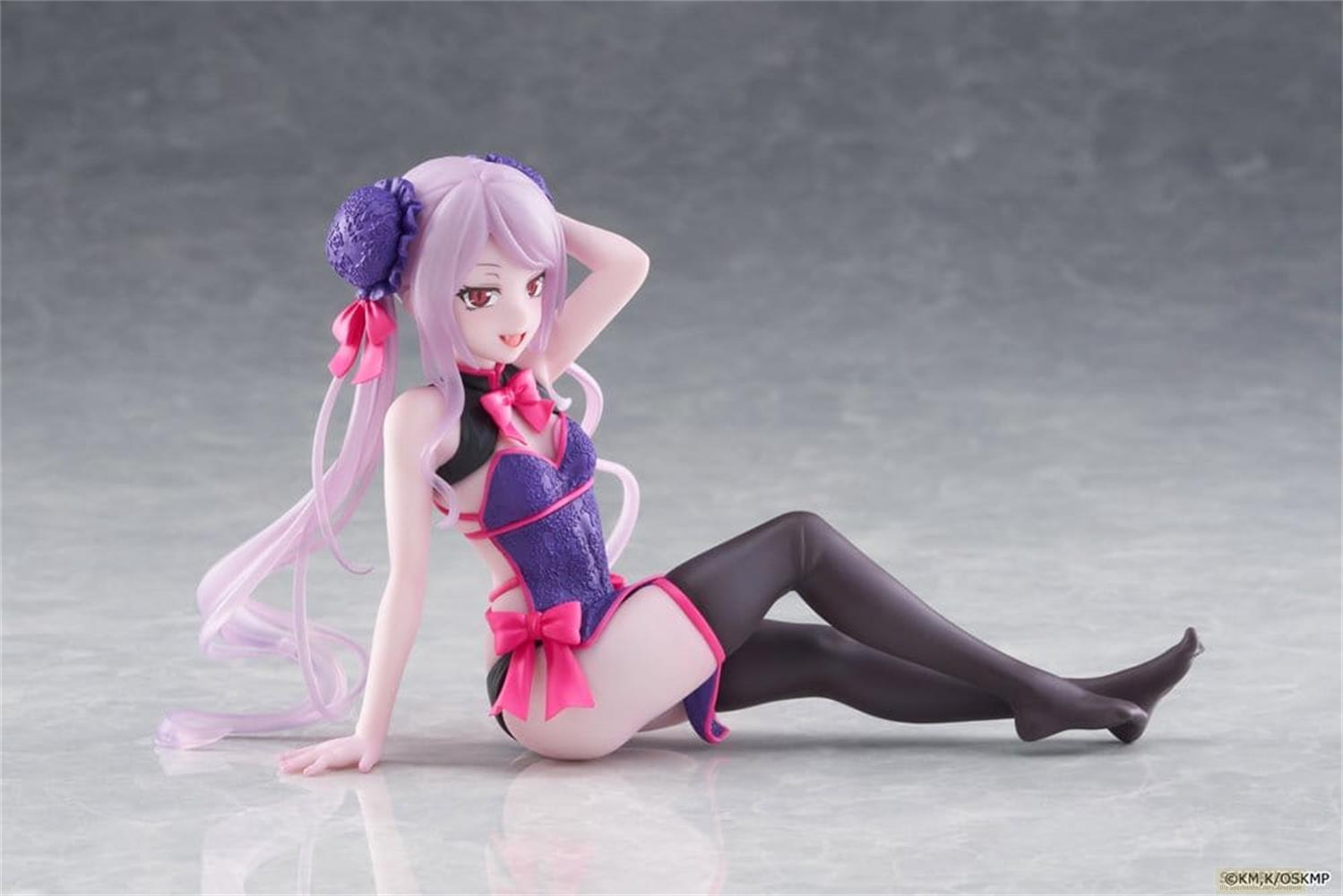 Eine Anime-Figur mit lila Haaren und einem lila und blauen Outfit liegt auf dem Boden.