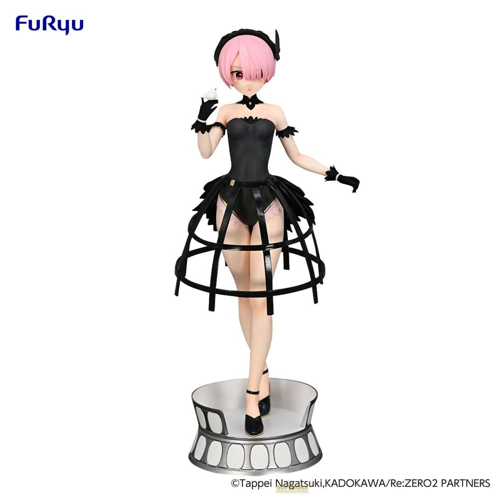Una figura de pelo rosa con vestido negro sobre un pedestal.