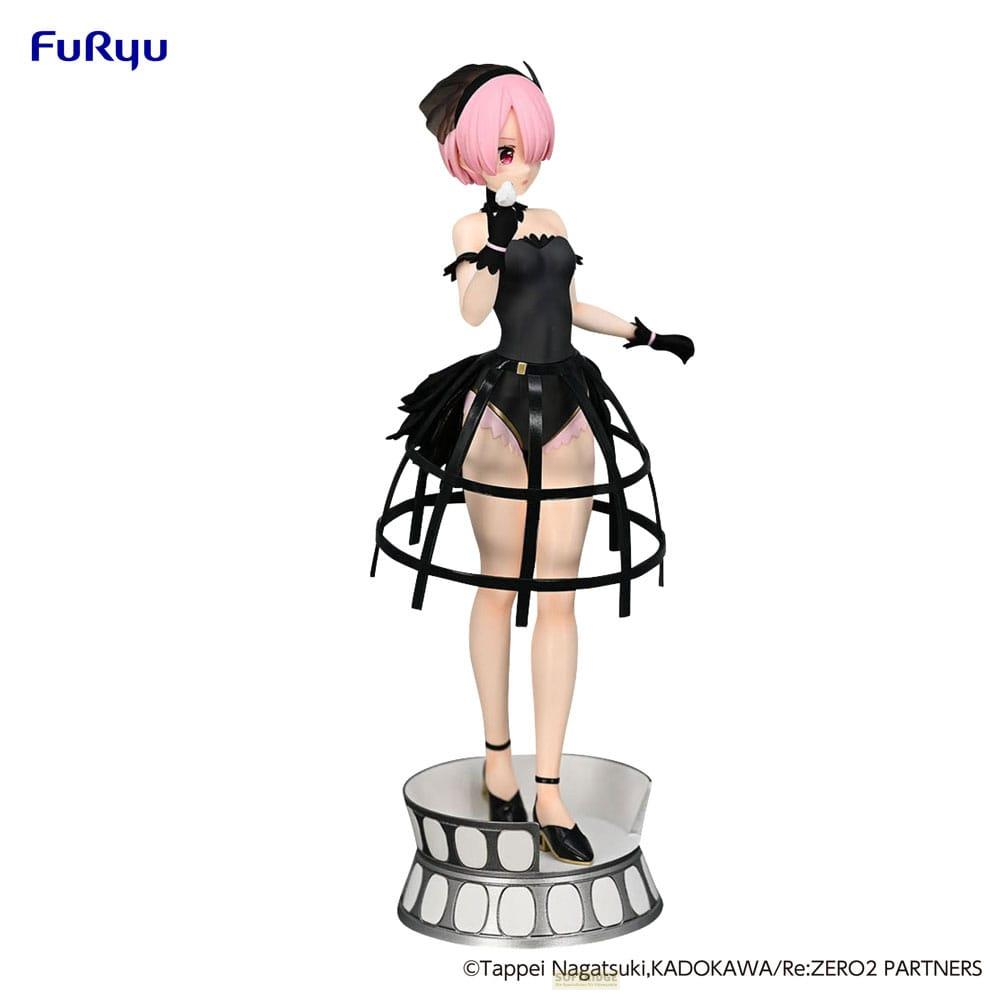 Figura de anime con pelo rosa y atuendo negro sobre una base.