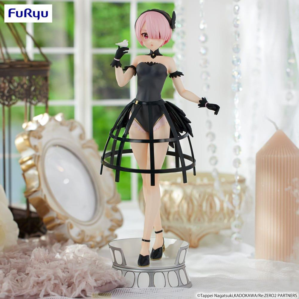 Figura de pelo rosa con vestido negro sostiene un pájaro blanco.