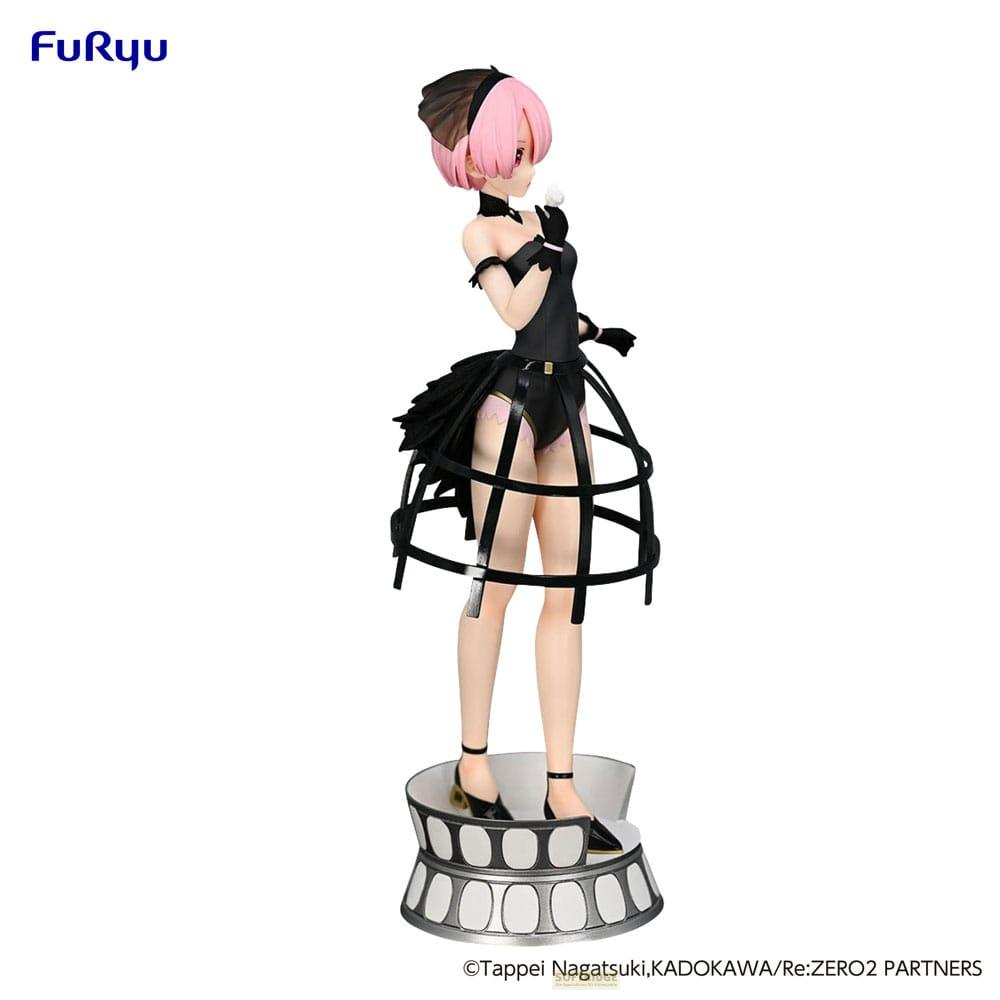 Una figura de pelo rosa con vestido negro y falda de jaula sobre pedestal.