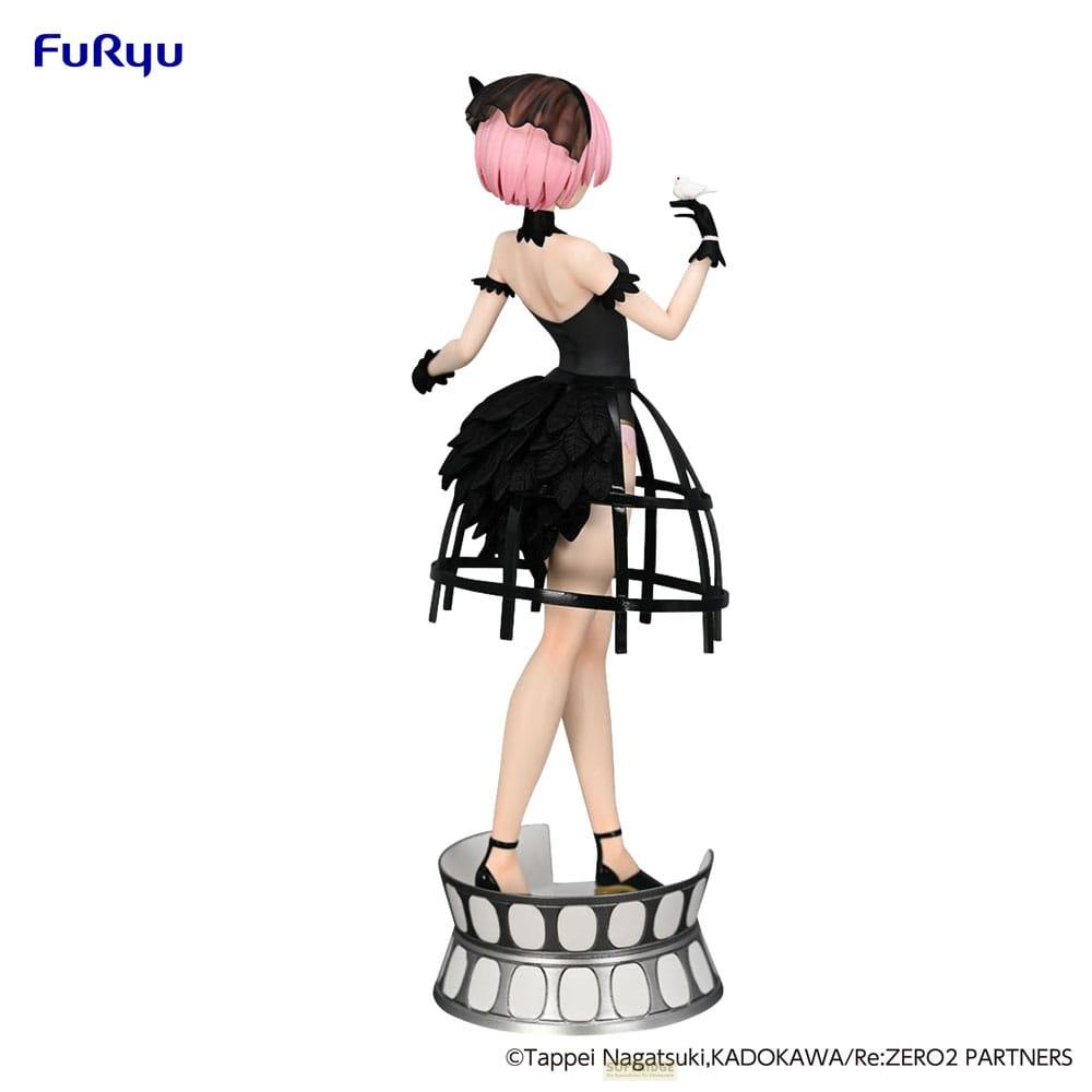 Figura de anime de mujer con pelo rosa, vestido negro, sosteniendo un pájaro.