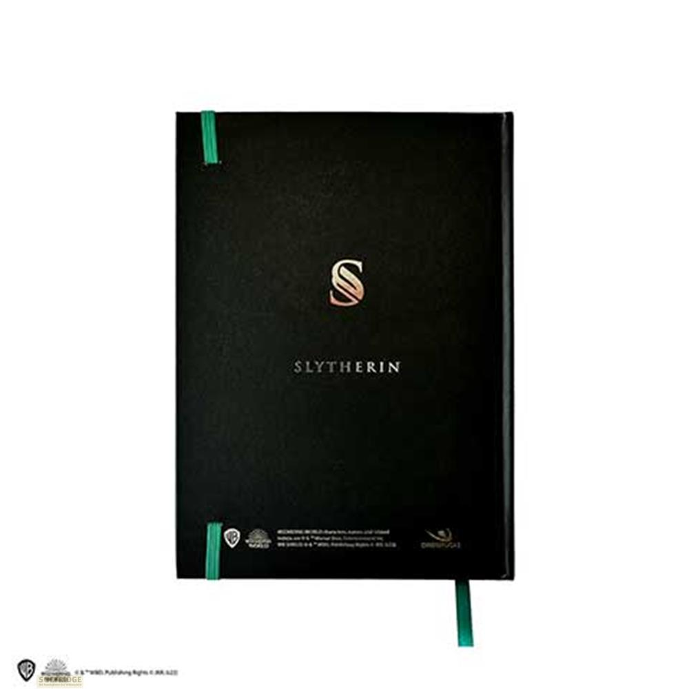 Schwarzes Notizbuch mit Slytherin-Logo und -Schriftzug, grünen Lesezeichen.