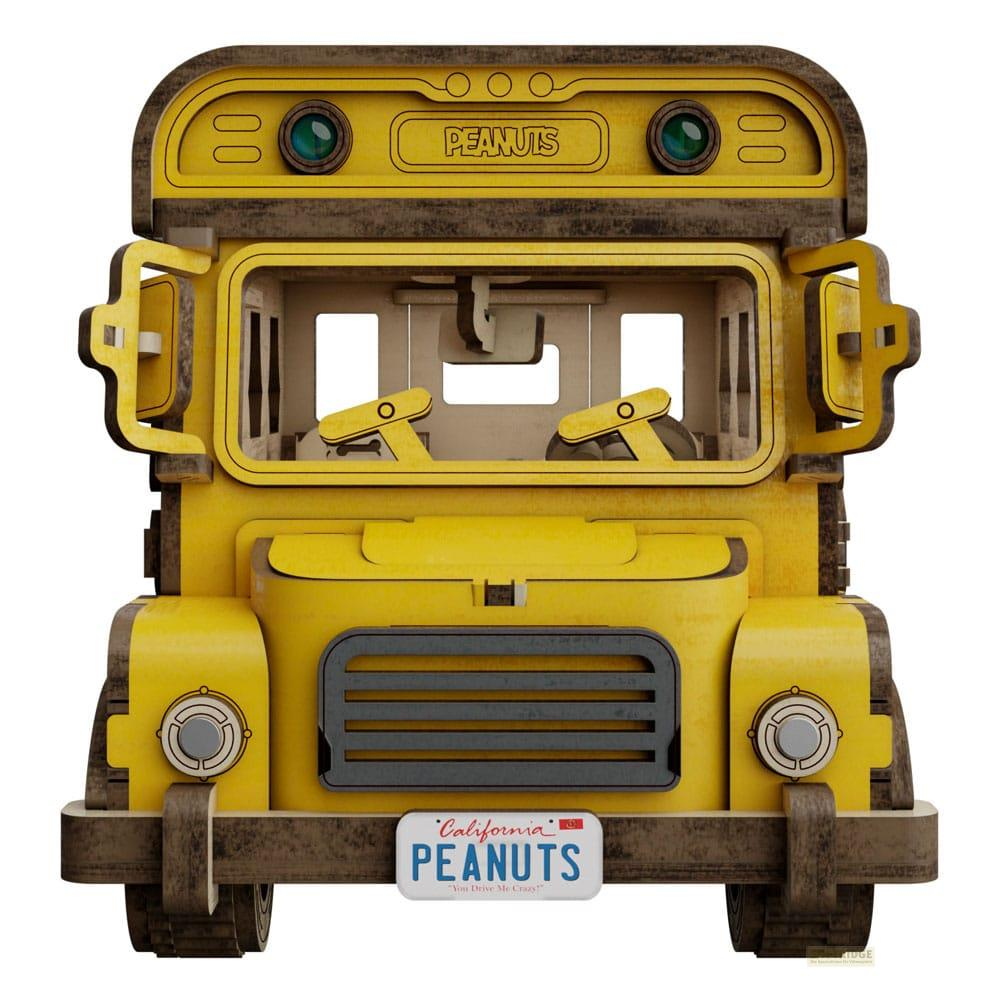 Ein gelber Holzmodell-Schulbus mit "Peanuts"-Lizenz.