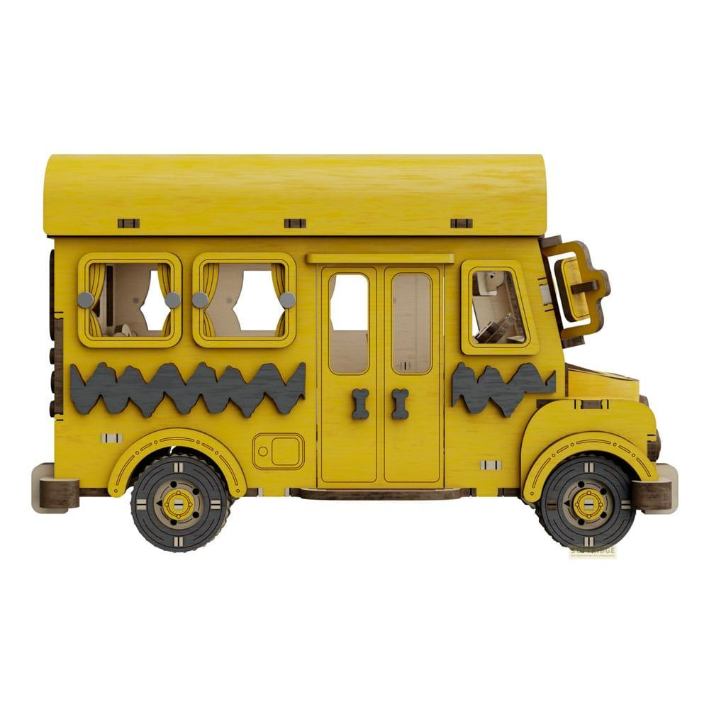 Ein gelbes Holzmodell eines Busses mit schwarzen Zickzack-Mustern und Fenstern.