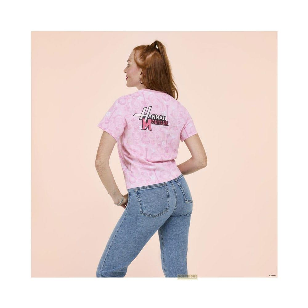 Eine Frau mit roten Haaren trägt ein rosa T-Shirt mit Hannah Montana-Aufdruck und Jeans.
